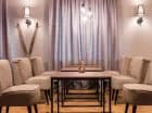 Eleganckie wnętrza restauracji zawierają motywy związane z górami