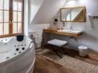 Znajduje się w niej jacuzzi i sauna