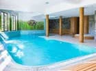 Hotel dysponuje strefą wellness z basenem, jacuzzi, saunami i strefą wypoczynku