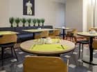 W hotelu mieści się drink bar oraz restauracja śniadaniowa