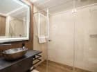 Oprócz jacuzzi jest też łazienka z kabiną prysznicową