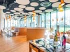 Na terenie kompleksu znajduje się restauracja i kawiarnia