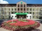 Budynki sanatorium są położone tuż nad Niemnem
