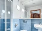 W łazience przygotowano pełen węzeł sanitarny, ręczniki, żel do mycia, suszarkę