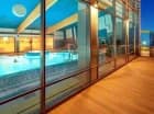 Strefa wellness oferuje kryty basen, jacuzzi, sauny, tężnię solankową