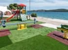 Między ośrodkiem Medena i plażą mieści się plac zabaw i zewnętrzna siłownia