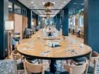 W restauracji są serwowane dania kuchni europejskiej z akcentami regionalnymi