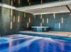 W strefie basenowej jest też jacuzzi