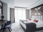W hotelu przygotowano przestronne pokoje i apartamenty
