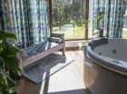 Jego wyróżnikiem jest niezwykle eksponowany pokój kąpielowy z jacuzzi