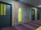 Surowość industrialnej architektury kontrastuje z energetyzującymi akcentami