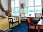 W pokojach jest telewizja satelitarna oraz mini bar