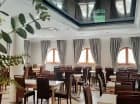 Hotelowa restauracja oferuje domowe dania kuchni polskiej i regionalnej