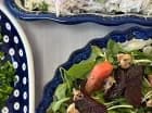 Składniki śniadania są często podawane na bolesławieckiej ceramice