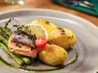 Hotelowa restauracja serwuje dania kuchni międzynarodowej oraz polskiej