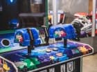 Starsze dzieci dobrze bawią się w pokoju gier