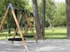 Tuż obok znajduje się park zdrojowy z zewnętrzną siłownią i placem zabaw