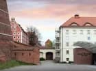 Zabudowania hotelu wprost dotykają historycznej tkanki miasta