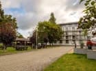 W otoczeniu hotelu znajdują się ławki i stoły