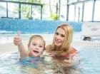 Obok basenu znajduje się brodzik dla dzieci i jacuzzi