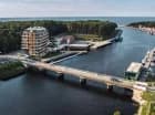 Apartamenty są położone nad wpływającą do Bałtyku rzeką Rewą