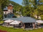 Na terenie resortu znajduje się kawiarnia, pizzeria, grill bar, drink bar