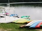 Oraz wypożyczyć sprzęt wodny: kajaki i rowerki, skorzystać z plaży i kąpieliska