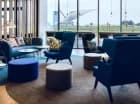 Hotelowy bar oferuje widok na lądujące samoloty
