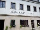 Od ulicy hotel zajmuje pieczołowicie odnowioną przedwojenną kamienicę