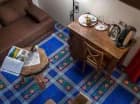 Apartamenty są dwupoziomowe – na dole jest salon z sofą i ekspresem do kawy
