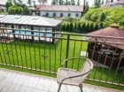 Z balkonu rozciąga się widok na otaczającą zieleń