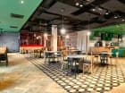 Wnętrza restauracji są przestronne, nowoczesne i estetyczne
