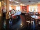 Na terenie ośrodka mieści się restauracja utrzymana w morskim klimacie