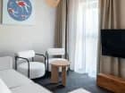 Pokój dzienny w apartamencie z antresolą