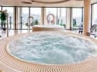 W strefie wellness są 2 wanny jacuzzi i łaźnia parowa