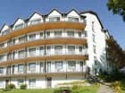Hotel oferuje zakwaterowanie w pokojach i apartamentach z balkonami