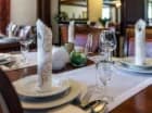 Czarujące wnętrza sali restauracyjnej są wykończone z największą precyzją