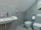 W każdej łazience jest kabina prysznicowa, suszarka do włosów i bidet