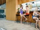 Przy basenach jest aqua bar