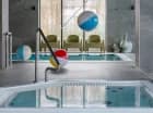 Z wewnętrznym basenem sąsiaduje jacuzzi, w którym można się zrelaksować