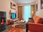 W salonie mieści się rozkładana sofa, kominek, kącik TV