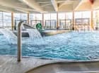 W hotelu jest też basen z atrakcjami, brodzik dla dzieci, jacuzzi, leżaki i bar