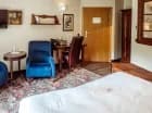 W pokoju jest czajnik, minibar, smart TV, wifi, szlafroki