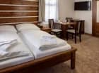 W pokoju jest też stolik z krzesłami