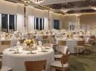Jest tu przestronna restauracja bufetowa oraz przestronna restauracja bufetowa