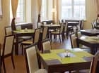 Tutejsza restauracja oferuje dania kuchni międzynarodowej