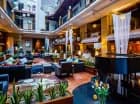 Restauracja Patio to lobby i dwie antresole - każdy znajdzie stolik dla siebie