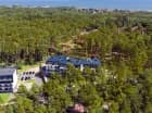 Resort Mariner jest otoczony nadmorskim lasem