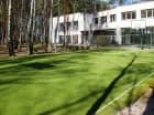 Na terenie ośrodka mieści się boisko do siatkówki, koszykówki i badmintona