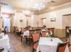 W hotelowej restauracji podawane są dania kuchni międzynarodowej